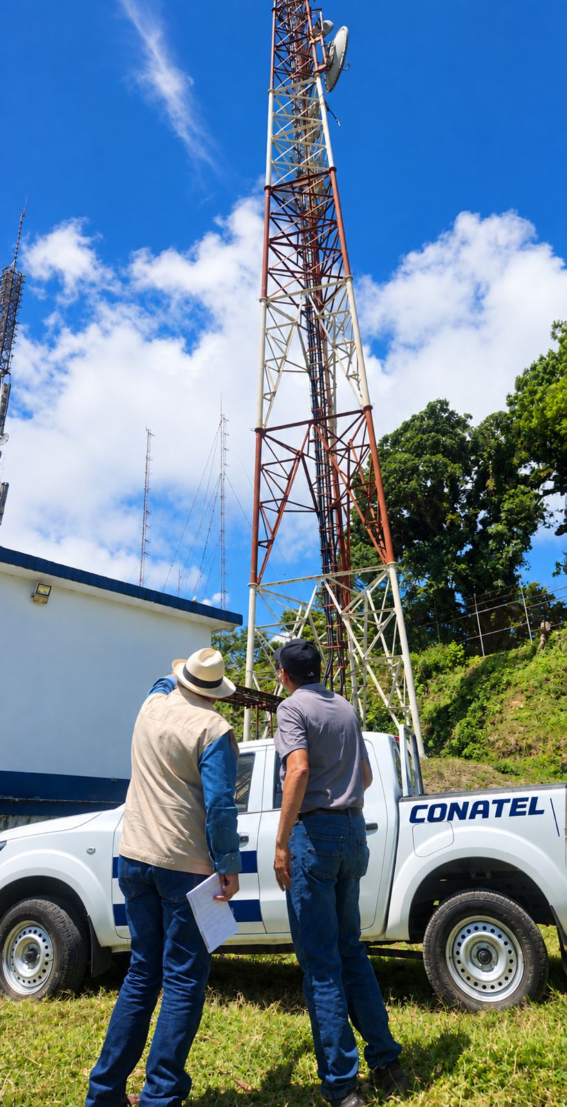 2.	La banda de 700 MHz ofrece características que pueden favorecer la cobertura de telefonía e internet en comunidades alejadas.