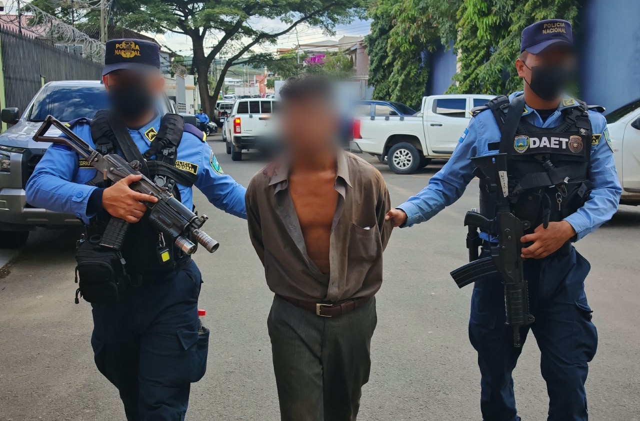, los agentes decomisaron un sobre de papel que contenía dinero en efectivo,