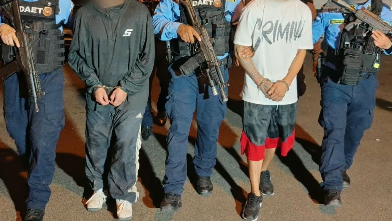 Caen tres sospechosos de extorsión y decomisan armas en la capital