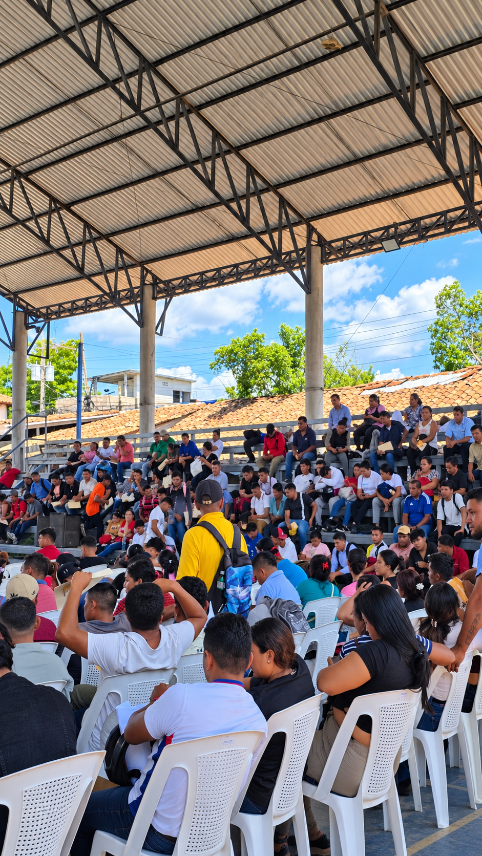 Asamblea multitudinaria bajo el pabellón.png