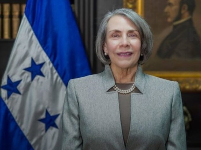 Mireya Agüero, canciller de Honduras, impulsa el fortalecimiento de las relaciones diplomáticas y la cooperación internacional.