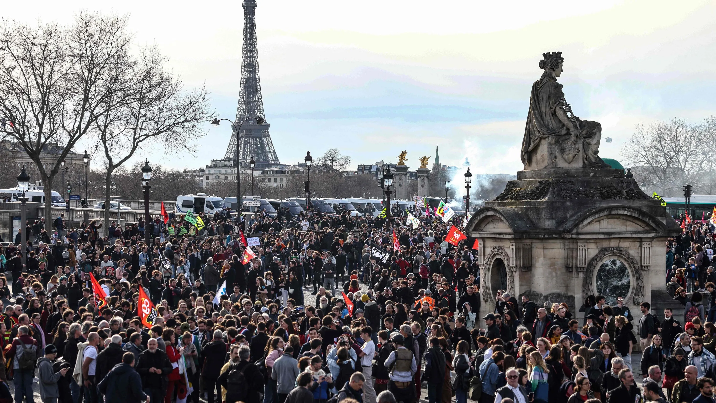 Italia se suma a la ola de protestas en Europa; París anuncia emergencia