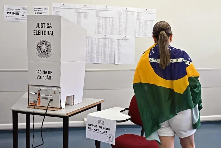 Una persona vota en Brasil