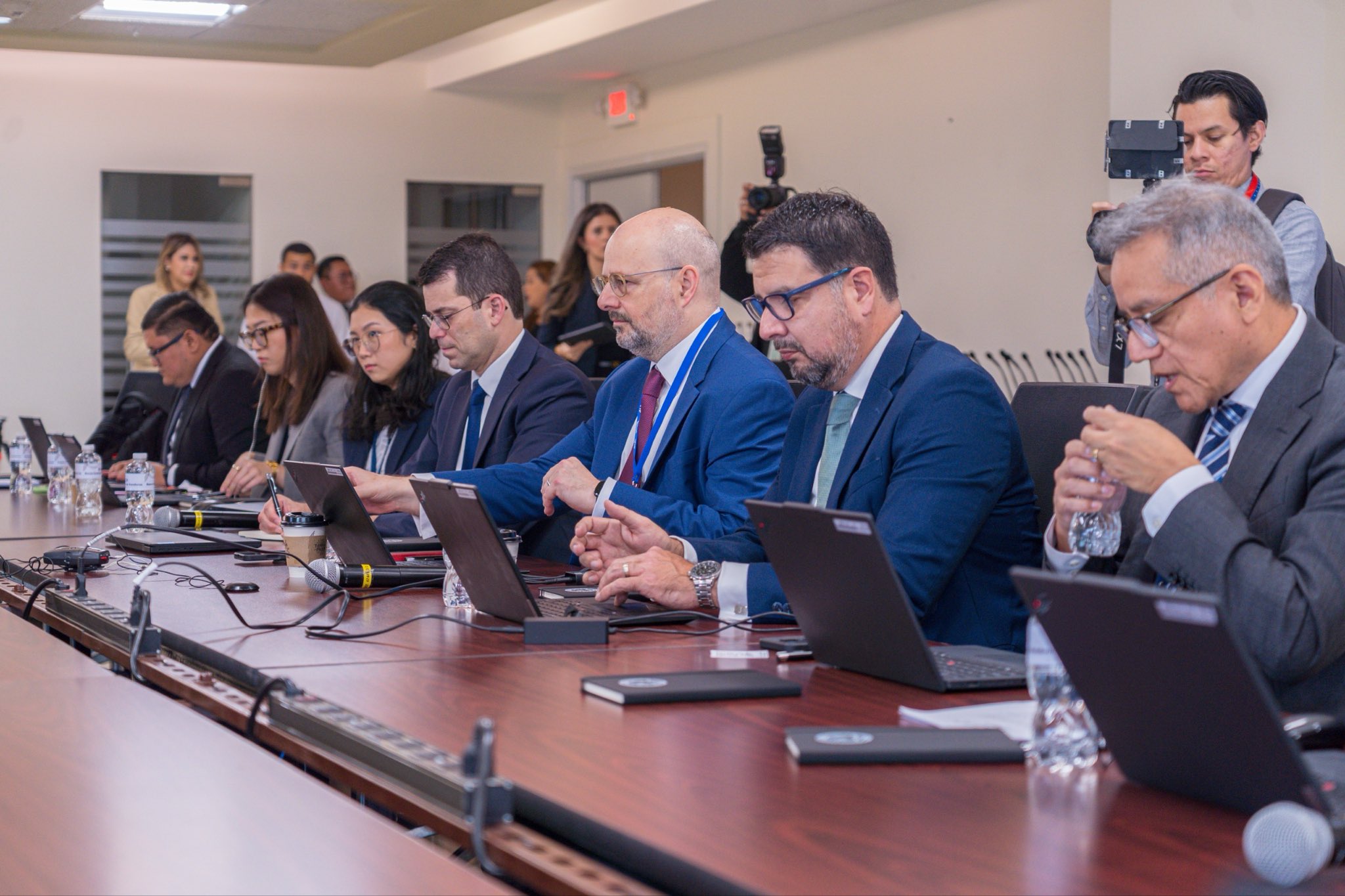 La misión del Fondo Monetario Internacional revisa junto al Gabinete Económico los avances y compromisos del programa económico vigente en Honduras.
