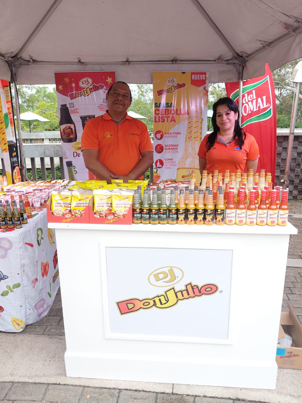 Diferentes marcas y productos estan exhibidos en la presentación