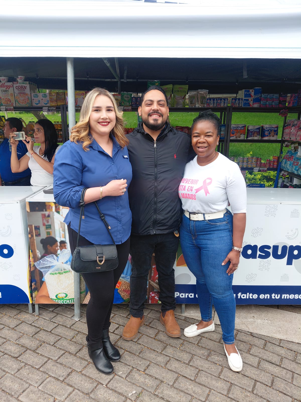 Alejandro Cerrato junto a su esposa con la invitada especial Diputada Johana Solorzano