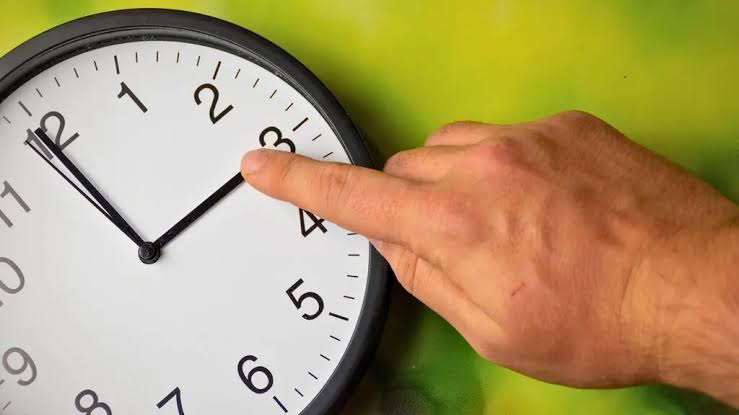 Los relojes tradicionales o de pared deben ser configurados manualmente.