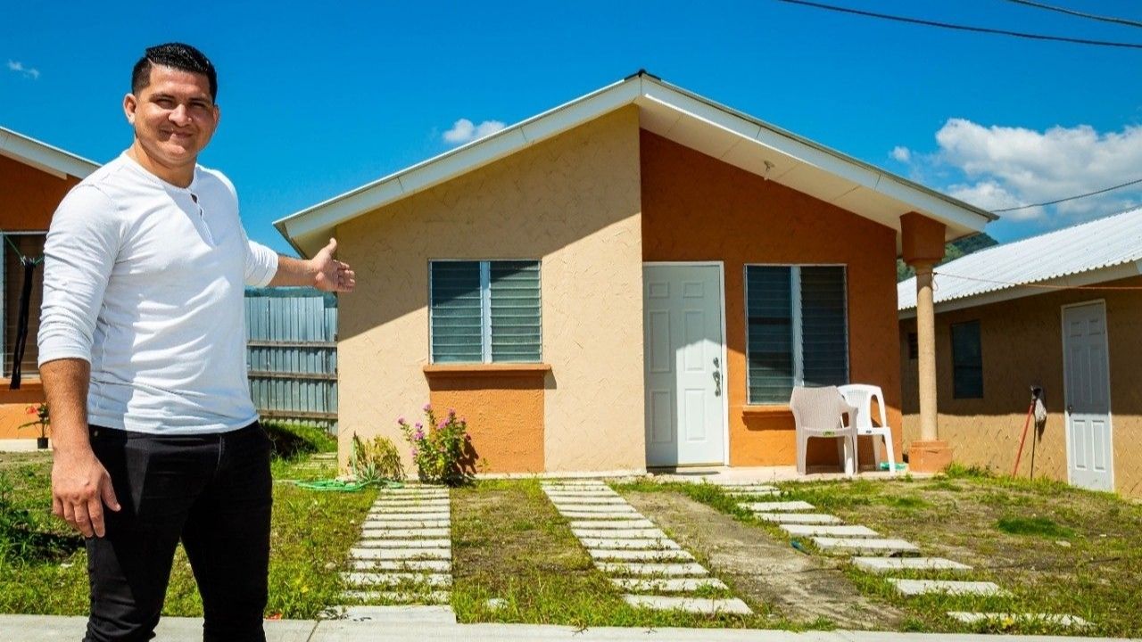 La estrategia proyecta construir 550,000 viviendas nuevas y mejorar otras 750,000 en un período de 15 años.