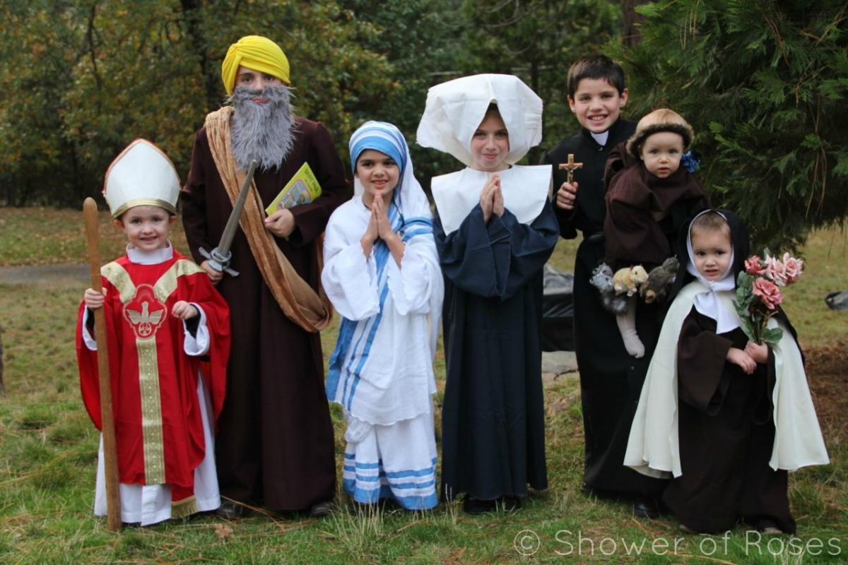 Holywins, una expresión que significa «la santidad vence».