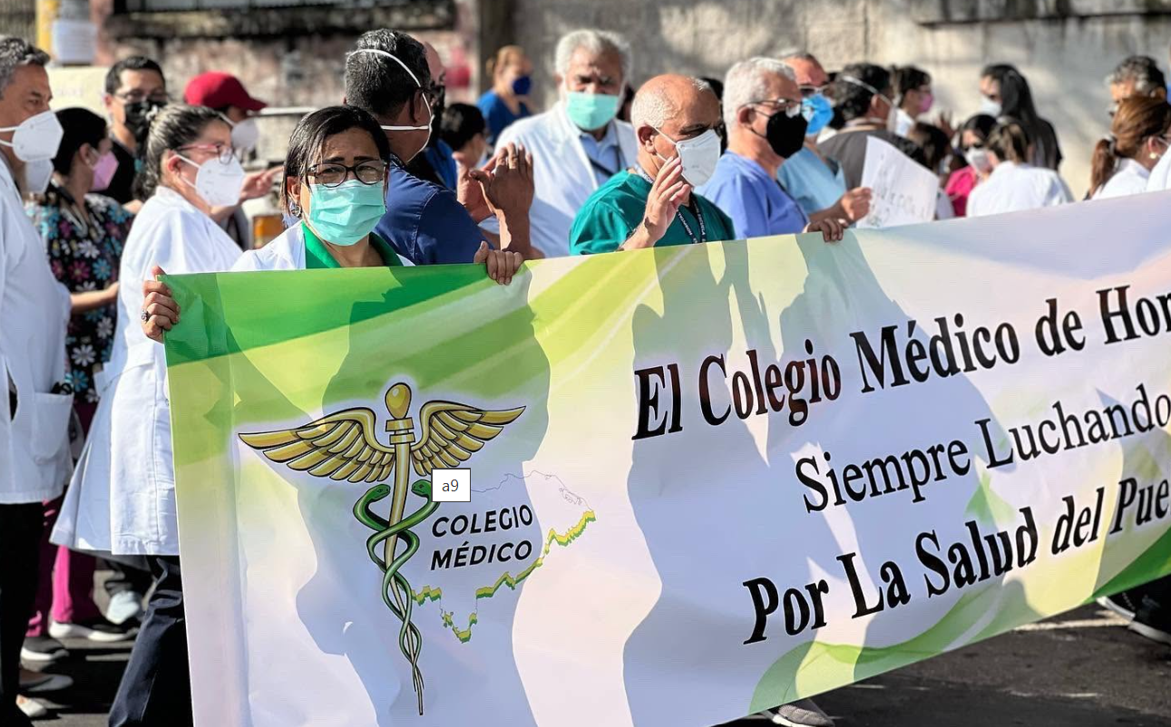 Colegio medico continua en huelga
