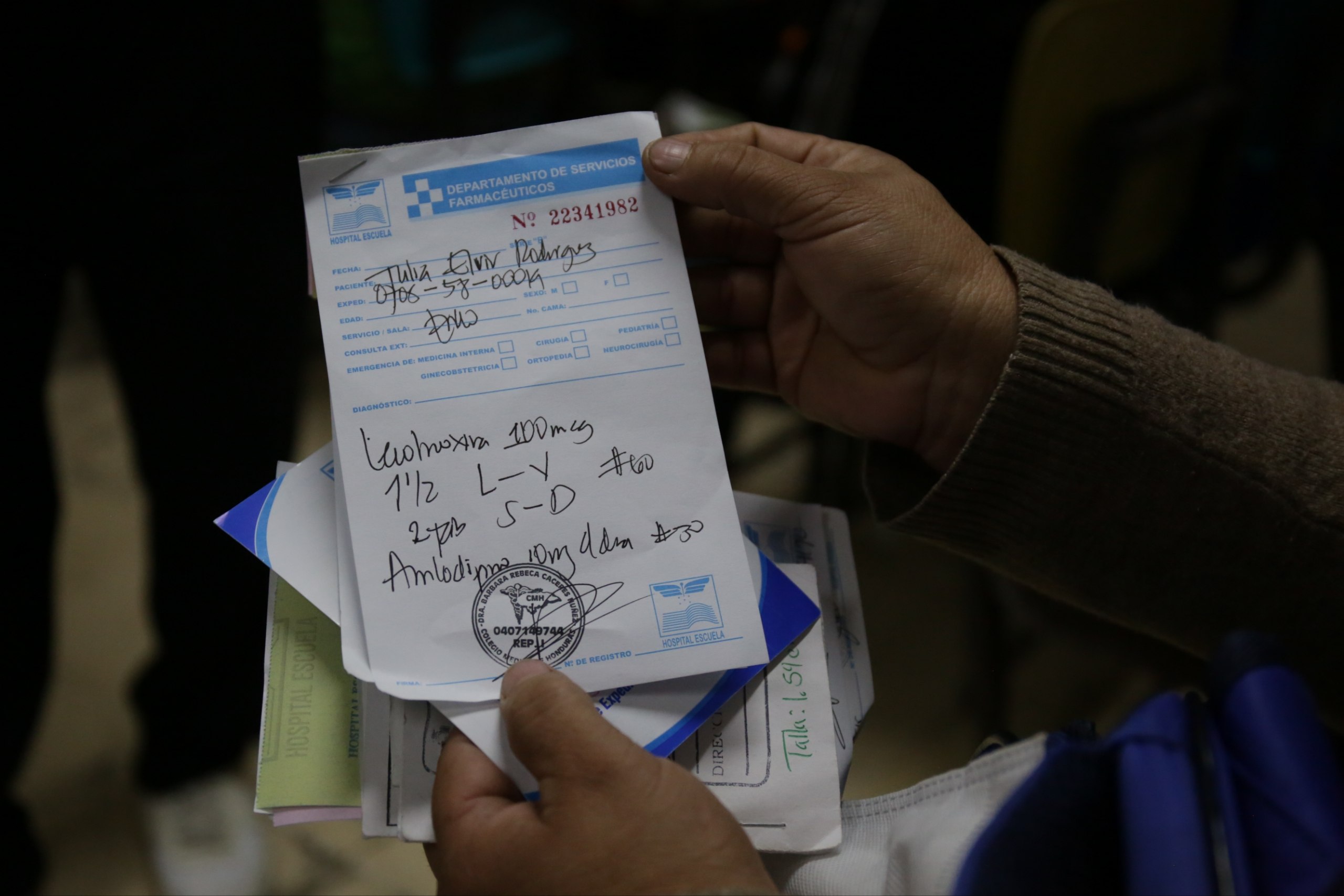 la hondureña retiró cinco plumas de insulina para su madre, Julia Elvir