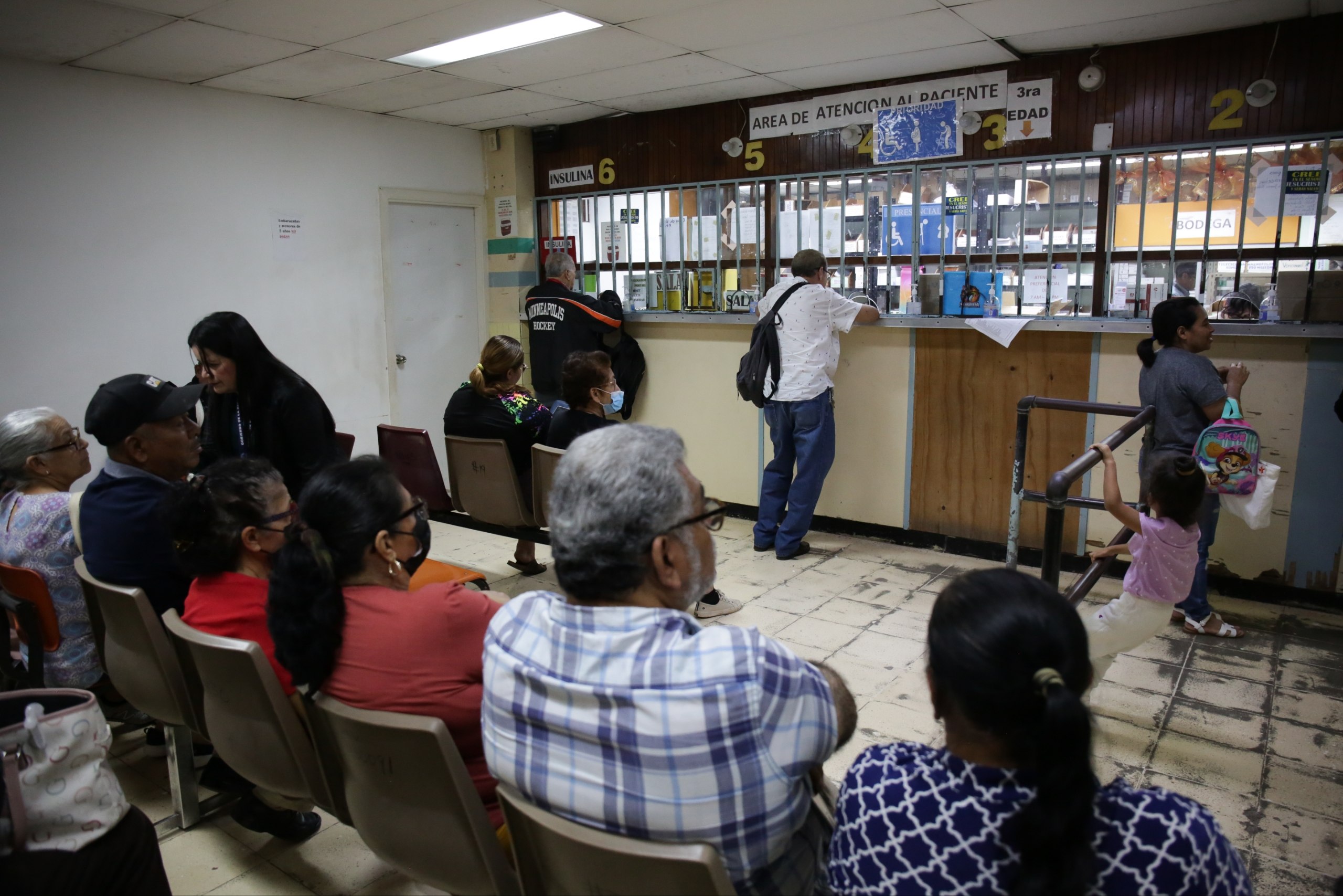 El hospital recibe pacientes de diferentes lugares y edades.