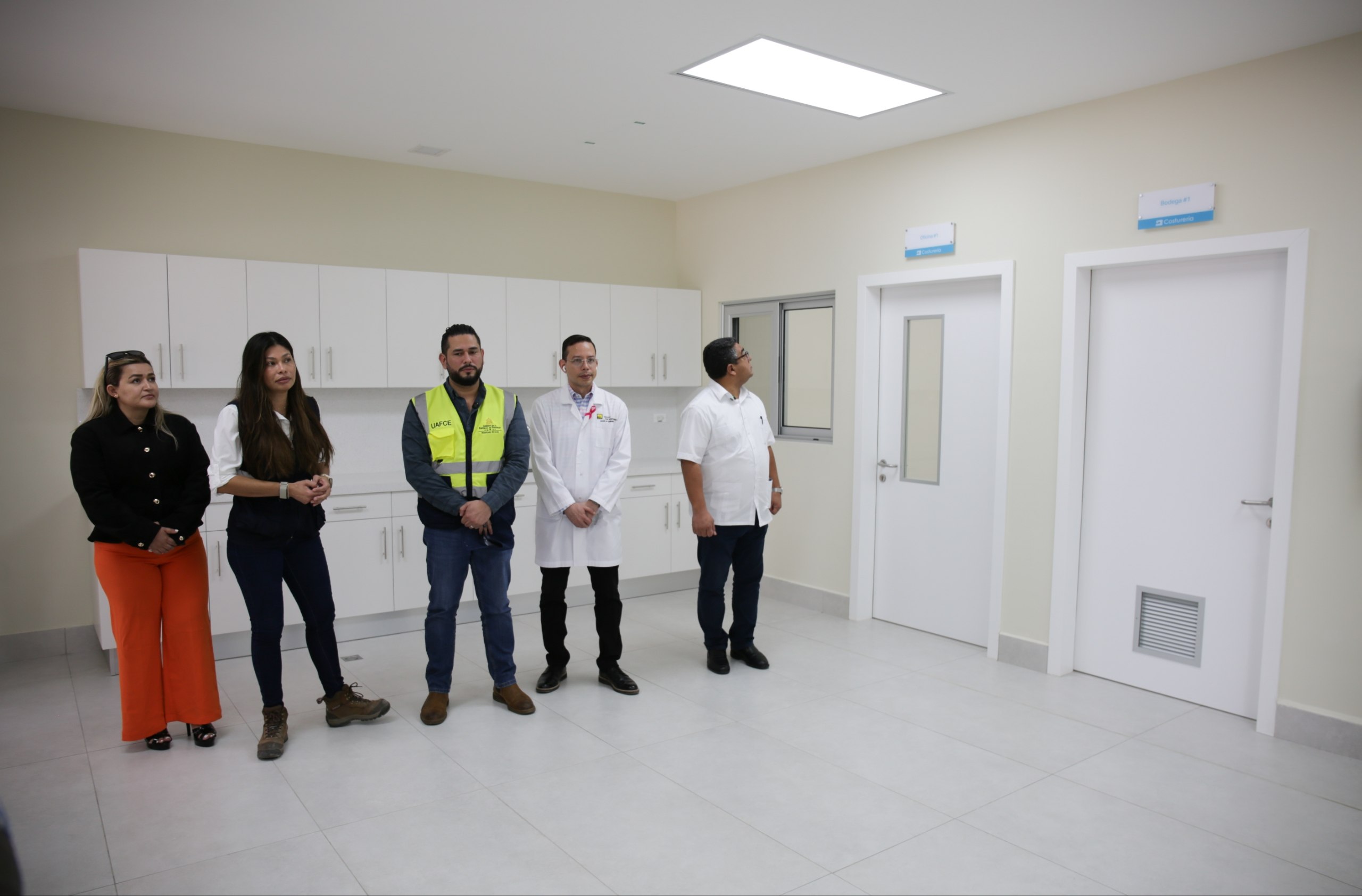 Las instalaciones tienen capacidad para producir entre 4,500 y 5,000 prendas hospitalarias al mes.