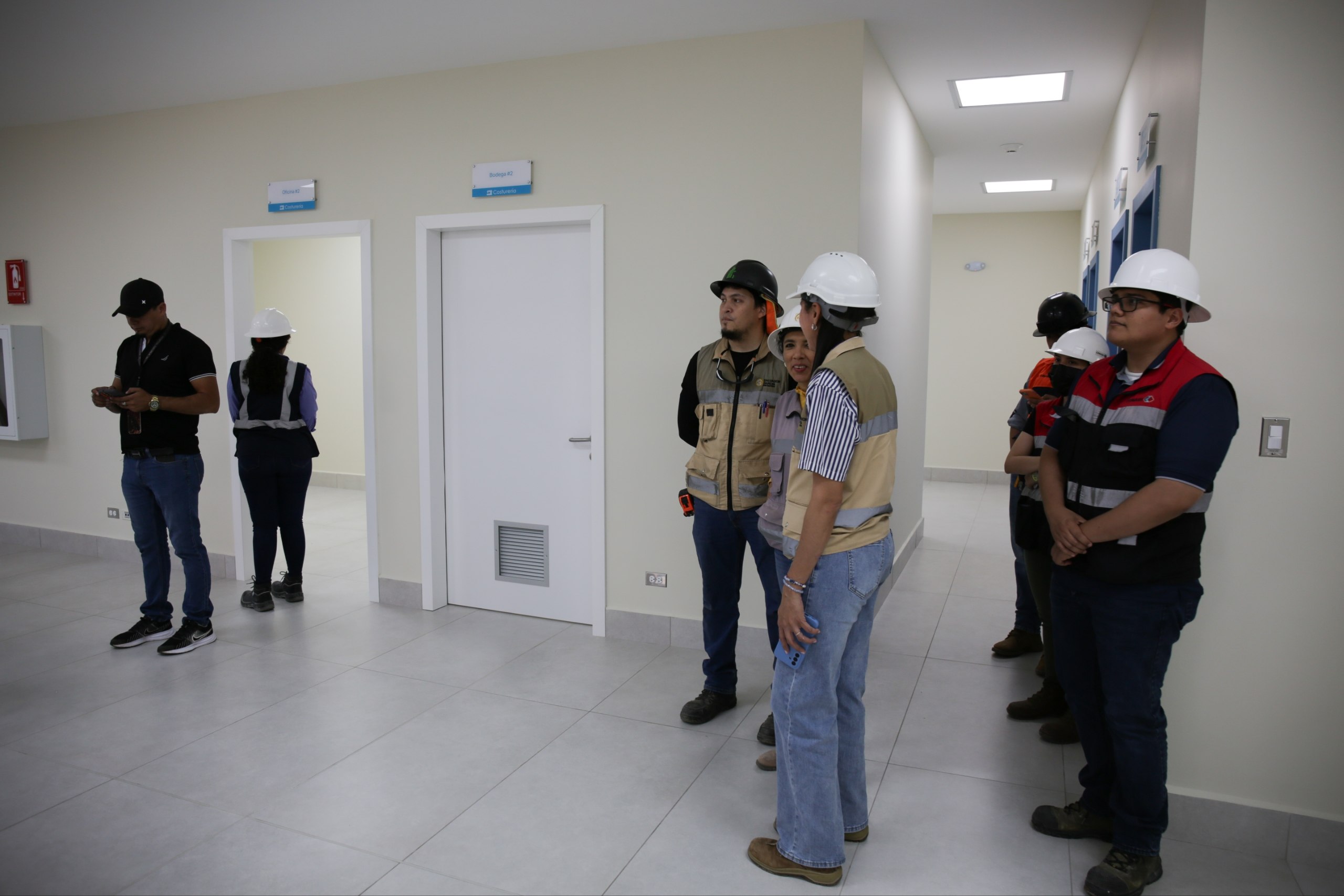13 trabajadores elaboran sábanas, batas, campos quirúrgicos y otras prendas para abastecer al centro asistencial y apoyar la atención de los pacientes.