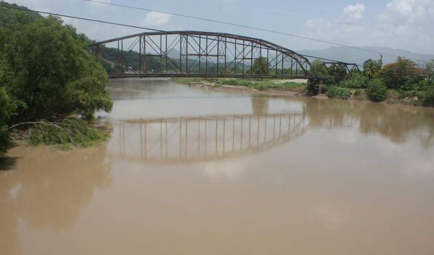 3.	Equipos de emergencia coordinan asistencia para familias afectadas por las inundaciones.