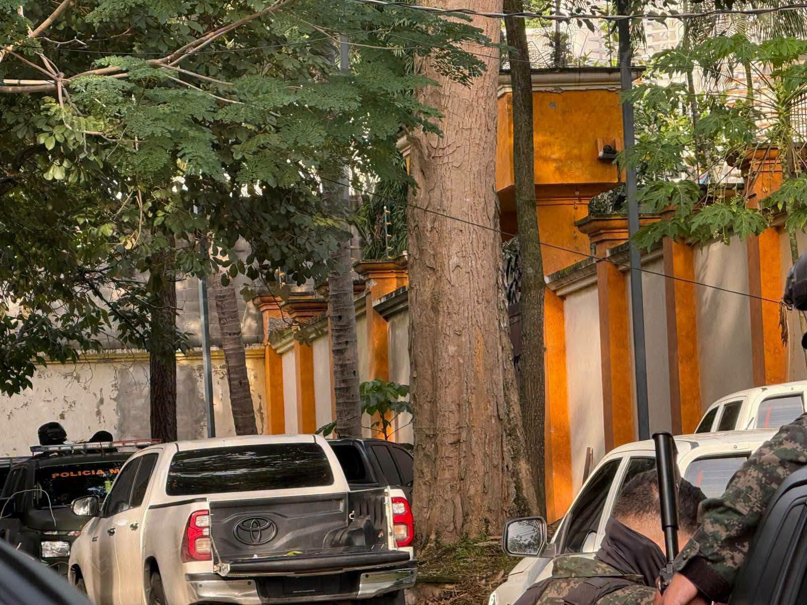 Dos policías recibieron detención judicial tras comparecer ante los juzgados por el caso relacionado con el hallazgo de droga en San Pedro Sula.