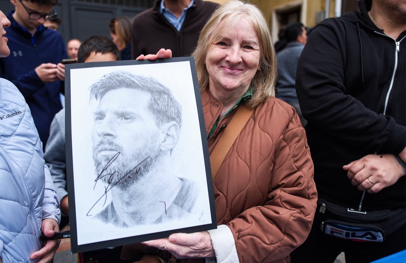 Entre dibujos, camisetas con su nombre y pancartas fue recibido Lio Messi.