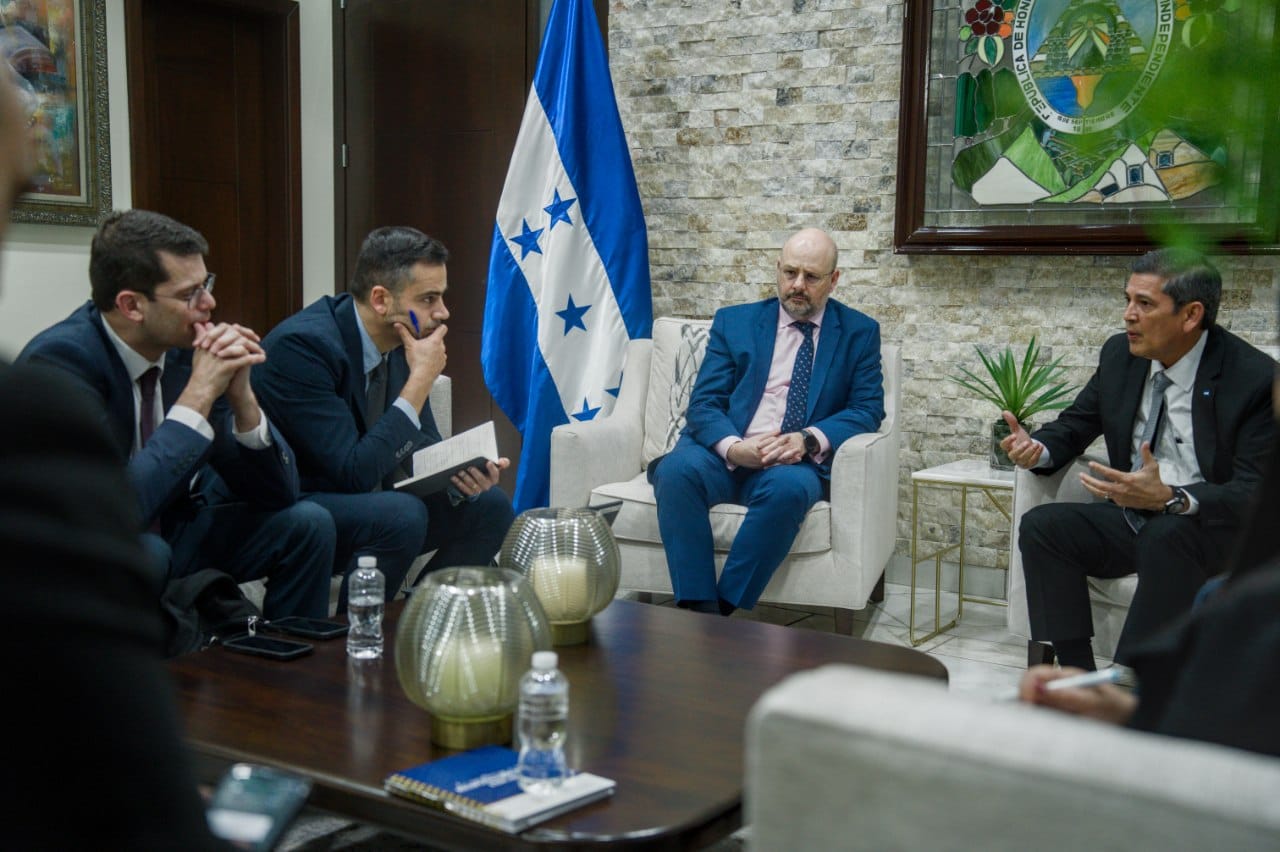 Presidente de la Corte Suprema de Justicia (CSJ), magistrado Wagner Vallecillo y personeros del FMI.