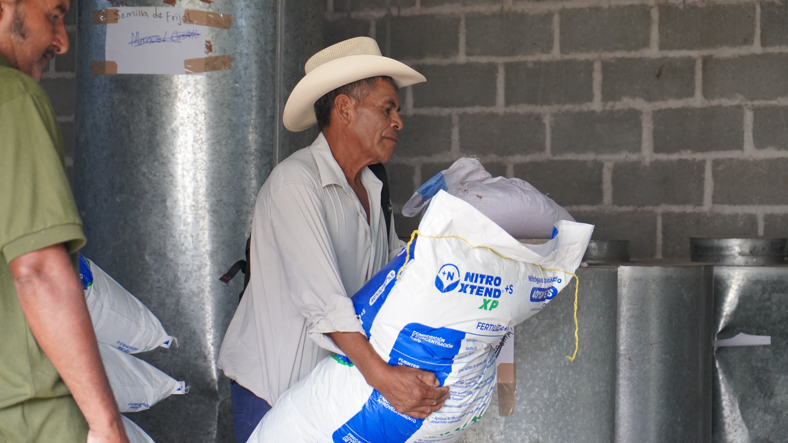 Más de 300 productores reciben kits agrícolas.