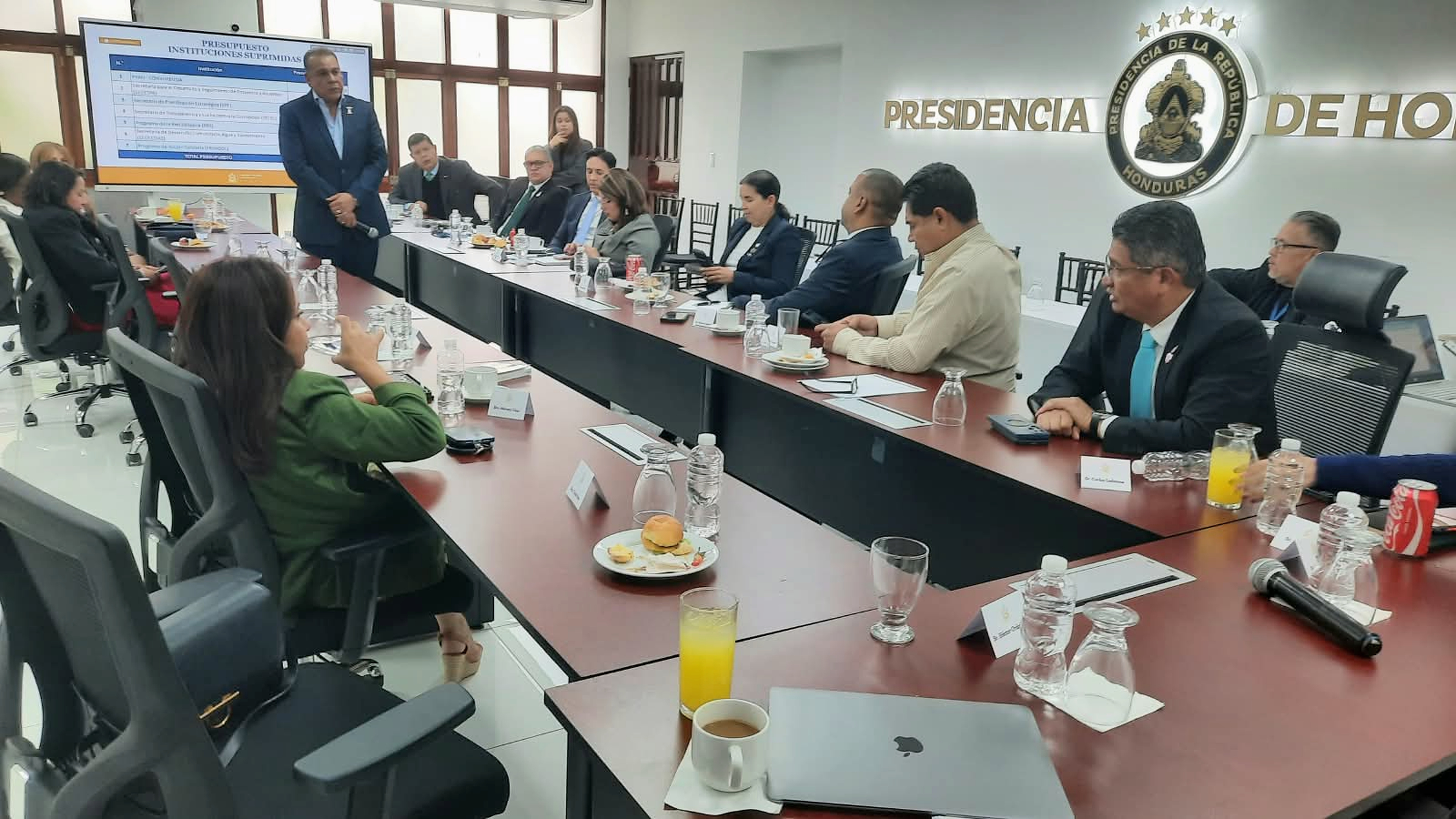 02_Reunion_Presidencia_Angulo_Lateral_4K.jpg