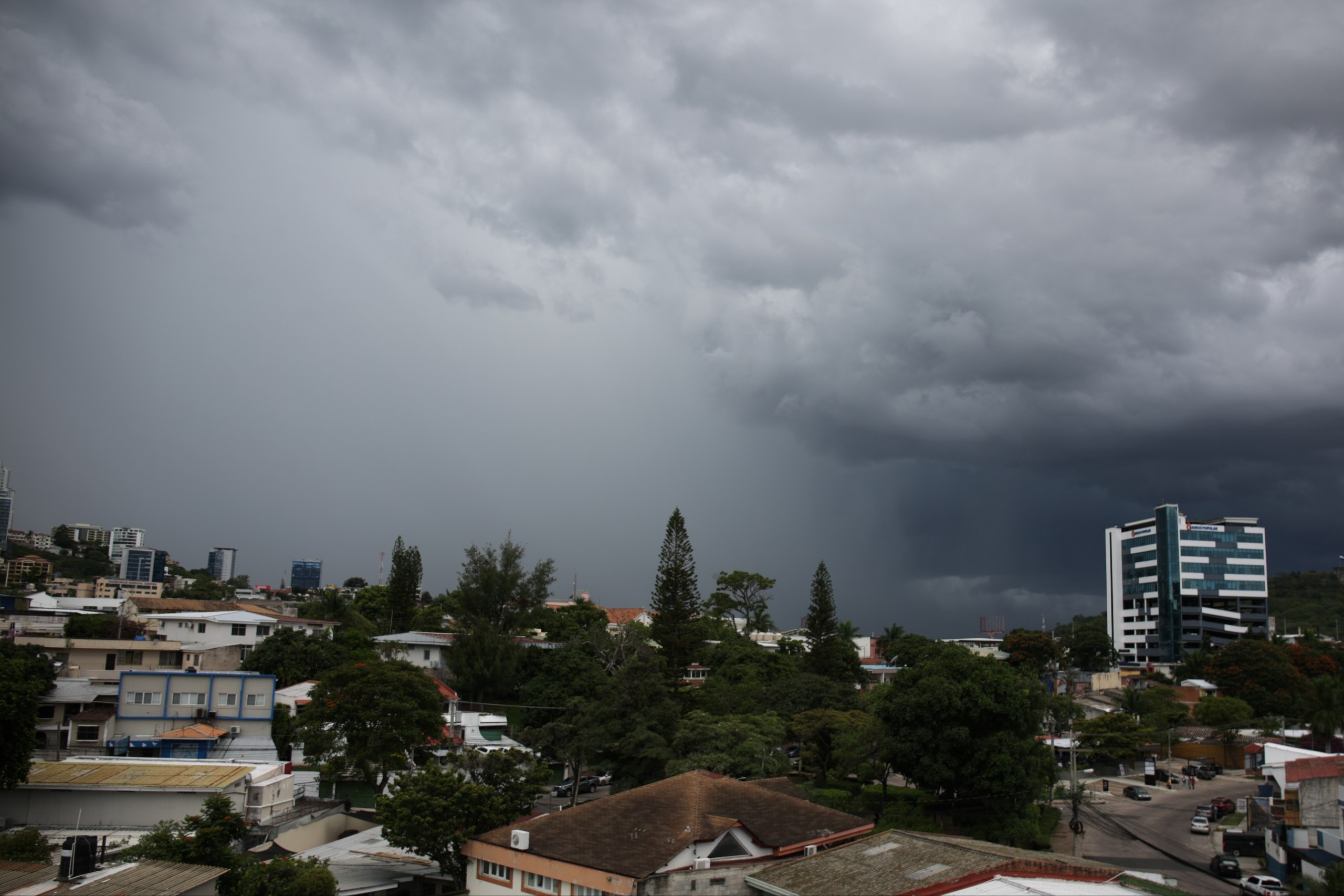 Las condiciones meteorológicas en el país continuarán bajo la influencia de una cuña alta de presión.