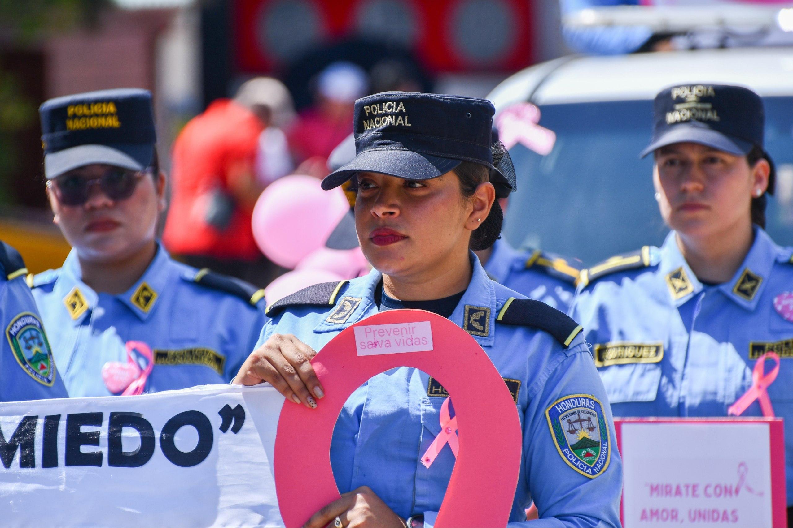 La Policía Nacional dijo presente en el desfile de carrozas.