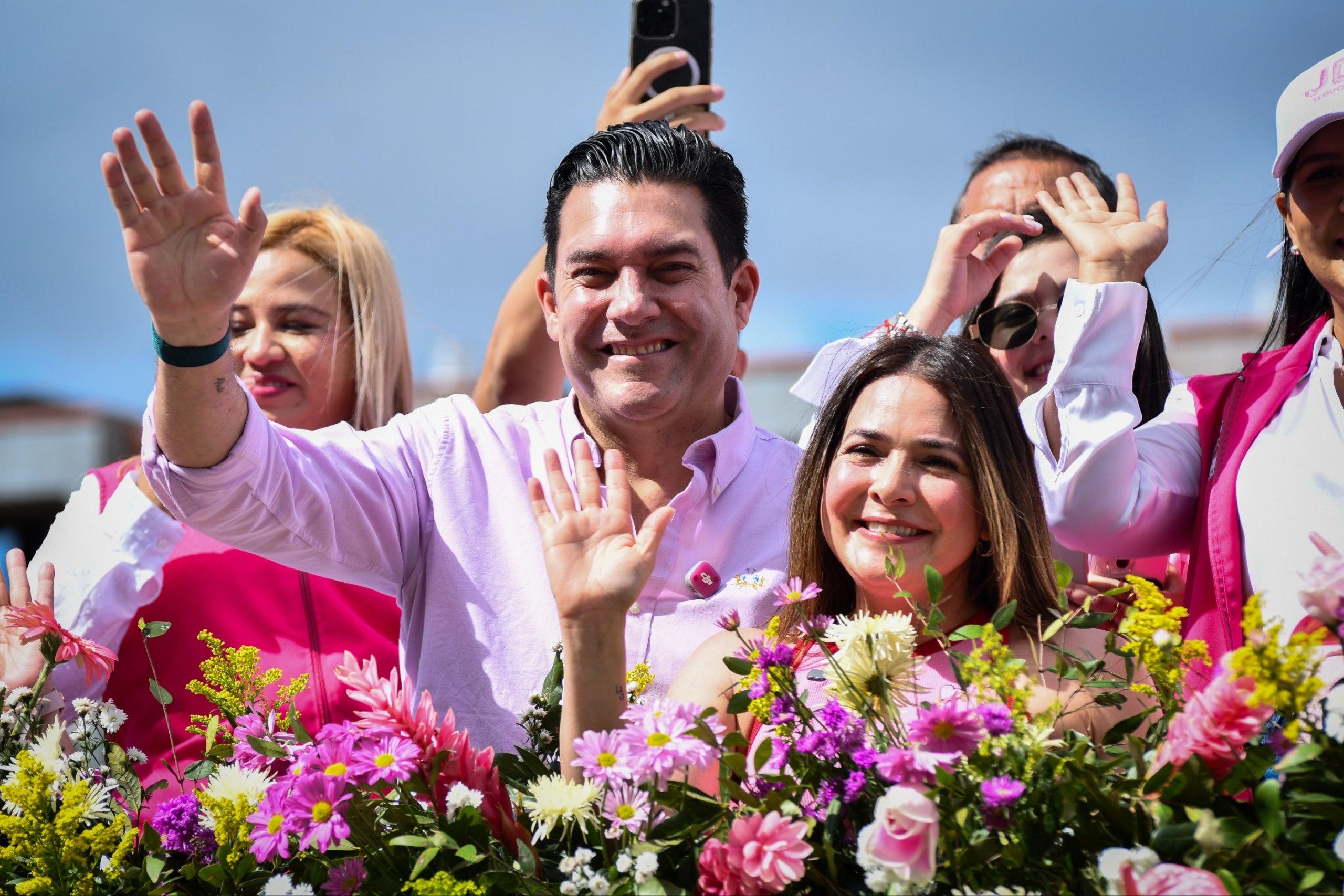El alcalde de a capital Juan Diego Zelaya junto a su esposa.