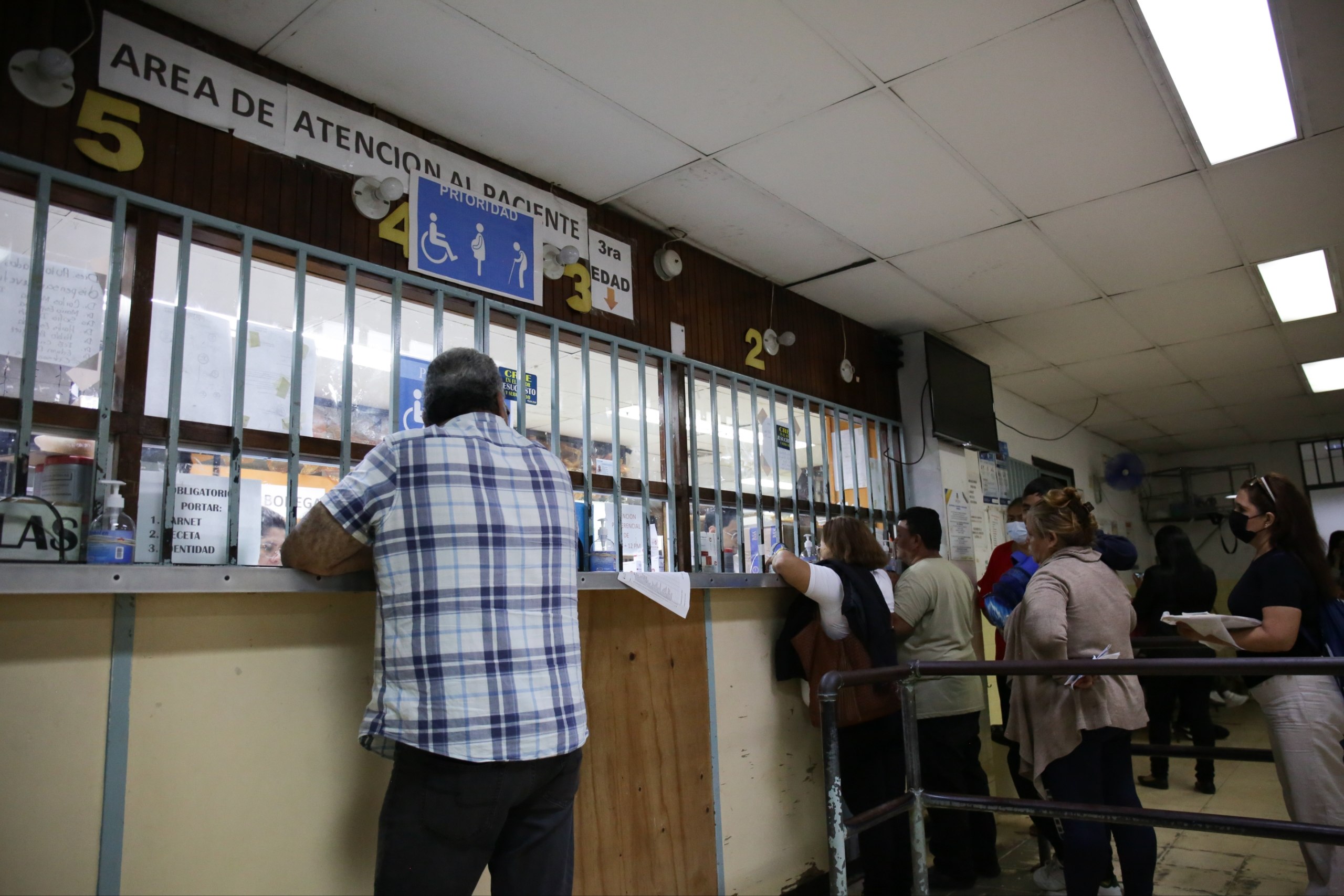 adultos mayores y mujeres embarazadas, quienes necesitan seguimiento médico de acuerdo con sus condiciones de salud.