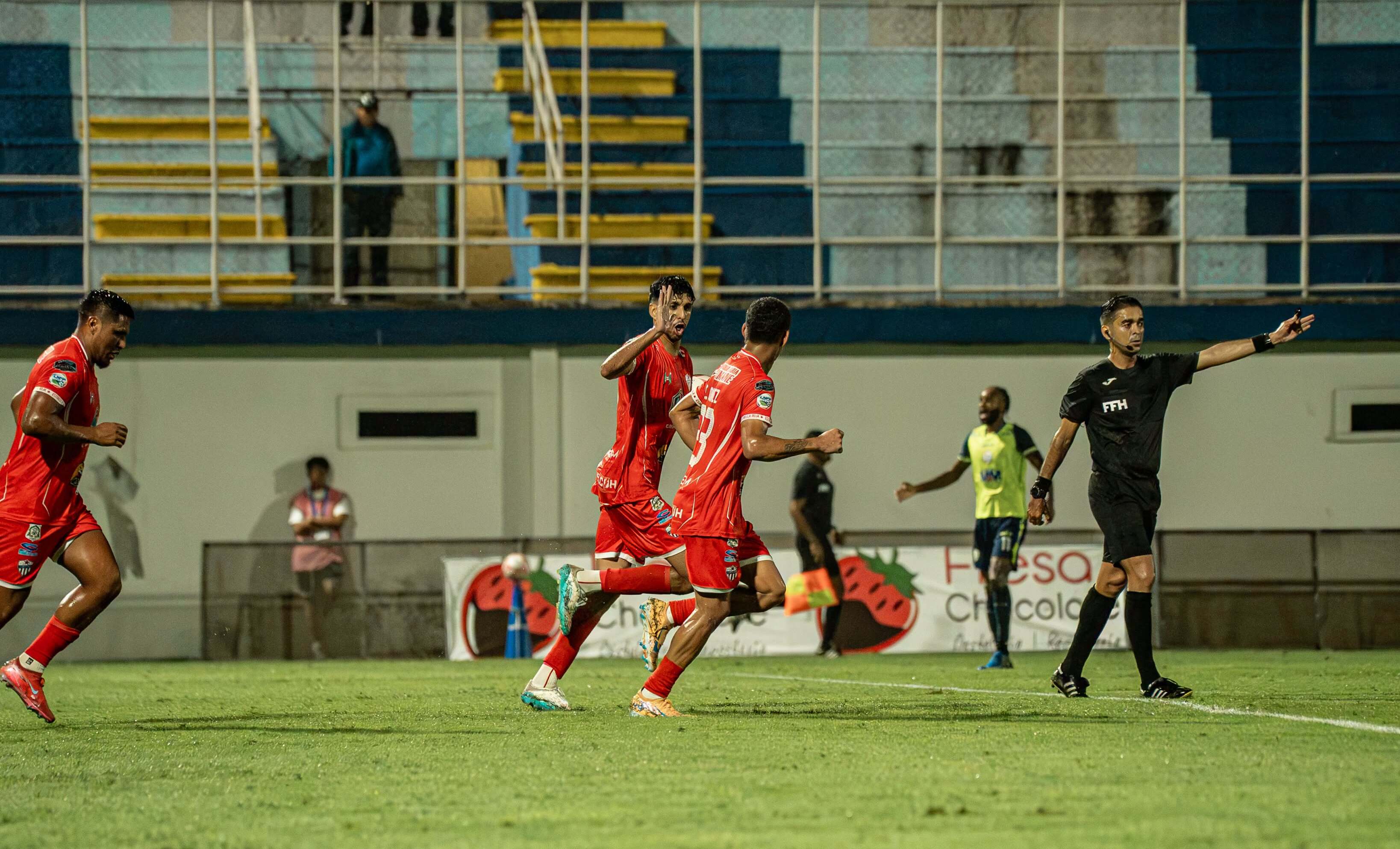 Olancho y Estrella Roja empatan 3-3.