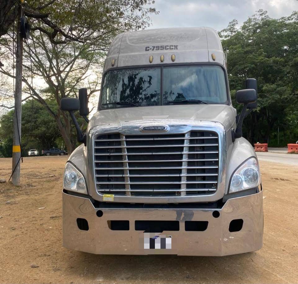 El furgón y el cabezal utilizados para transportar la mercadería quedaron bajo resguardo como parte de las investigaciones por presunto contrabando.