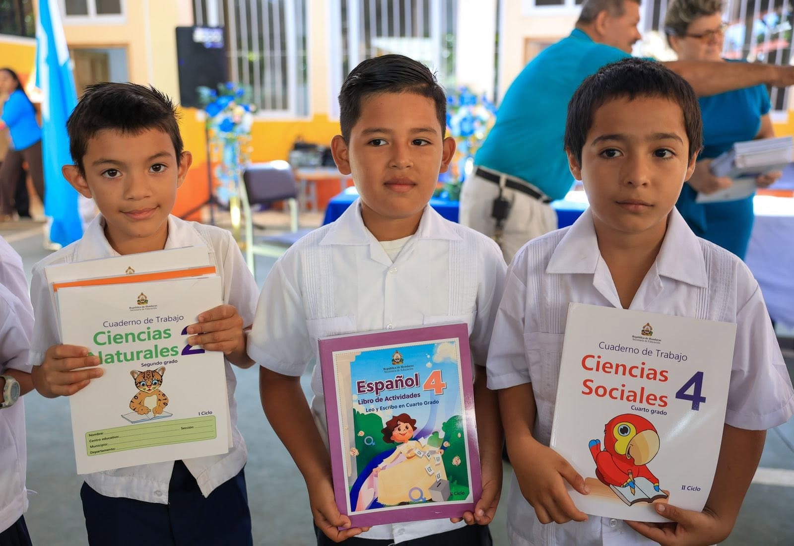 La entrega de textos escolares busca apoyar el aprendizaje y reducir gastos de las familias.