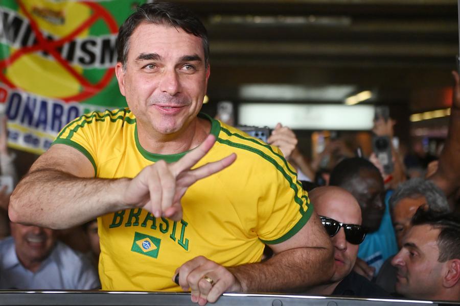Flávio Bolsonaro huye de Brasil rumbo a EE. UU tras perder las elecciones presidenciales.