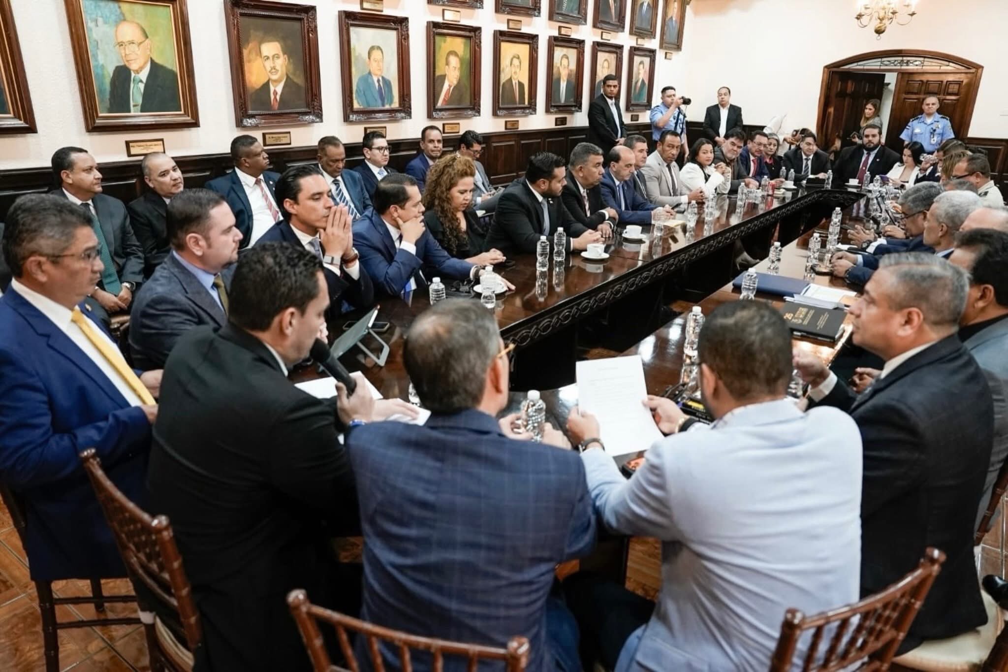 Reunión entre autoridades del Congreso y operadores de justicia.