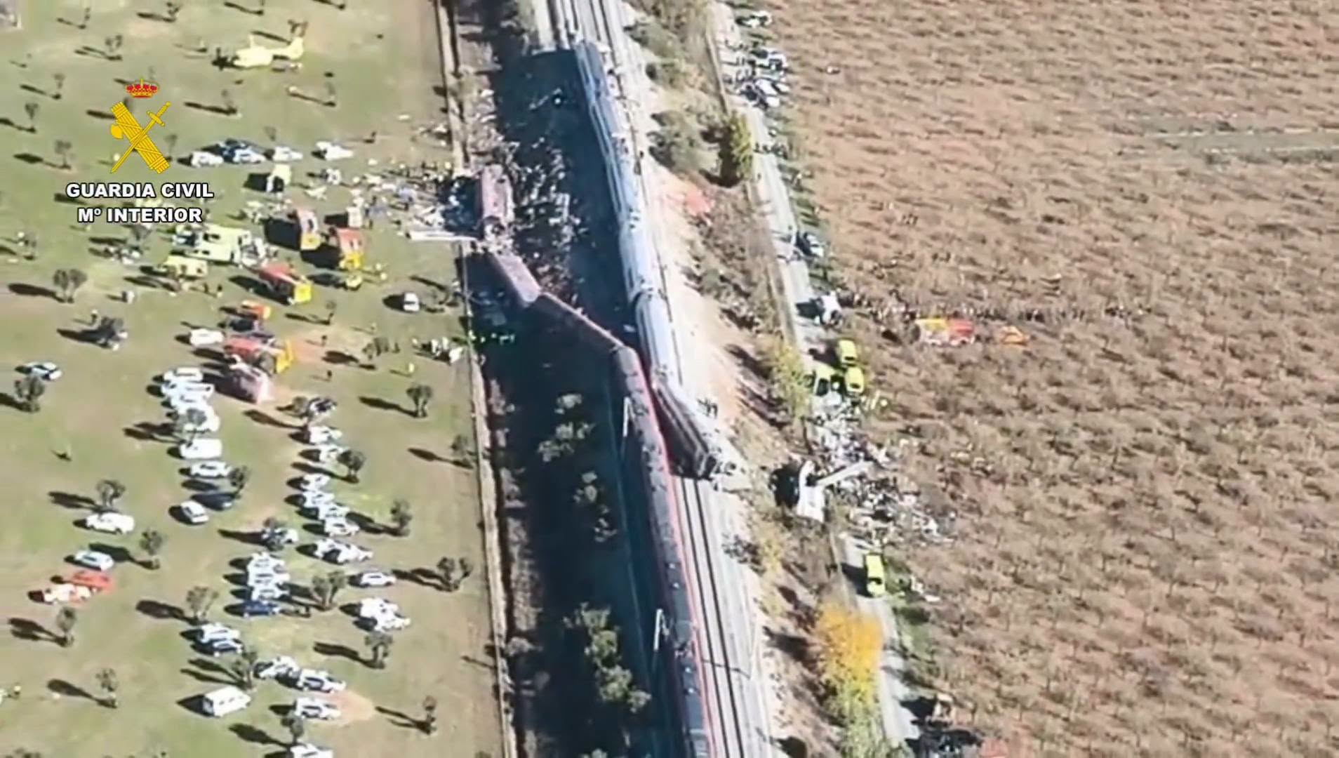 Equipos de emergencia trabajan en el lugar del choque entre dos trenes de alta velocidad en la provincia de Toledo, España.
