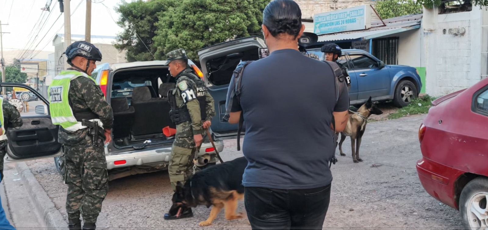 1. Policías militares realizan controles y registros durante las intervenciones de seguridad en la colonia San Miguel y sectores aledaños.