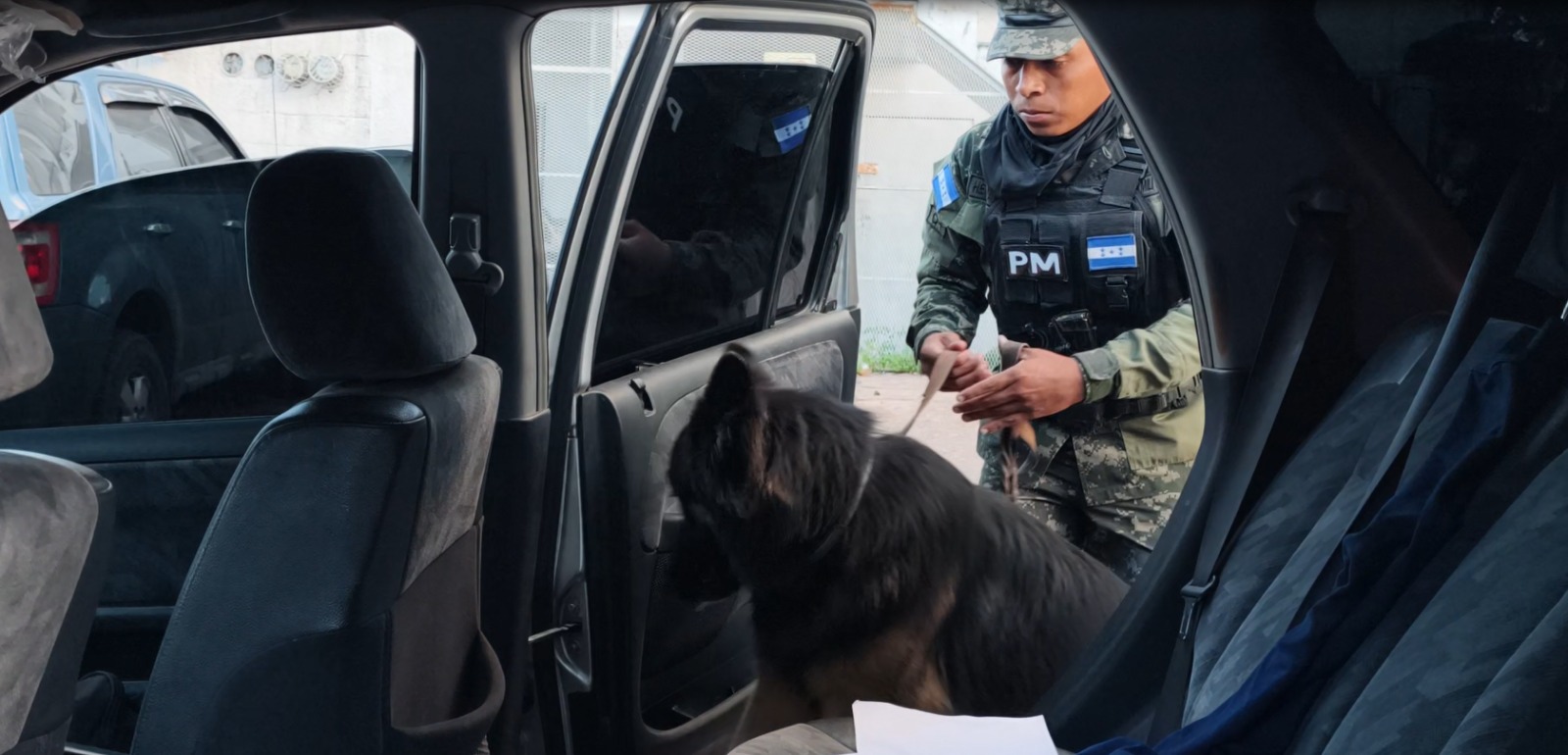 Además contaron con perros policiales para detectar sustancias en los vehículos ó mochilas.