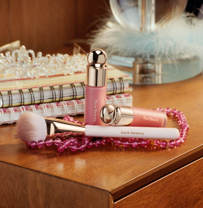 El paquete Delena: Soft Pinch Blush incluye ambos tonos de Soft Pinch Liquid Blush y un cepillo de rubor suave .
