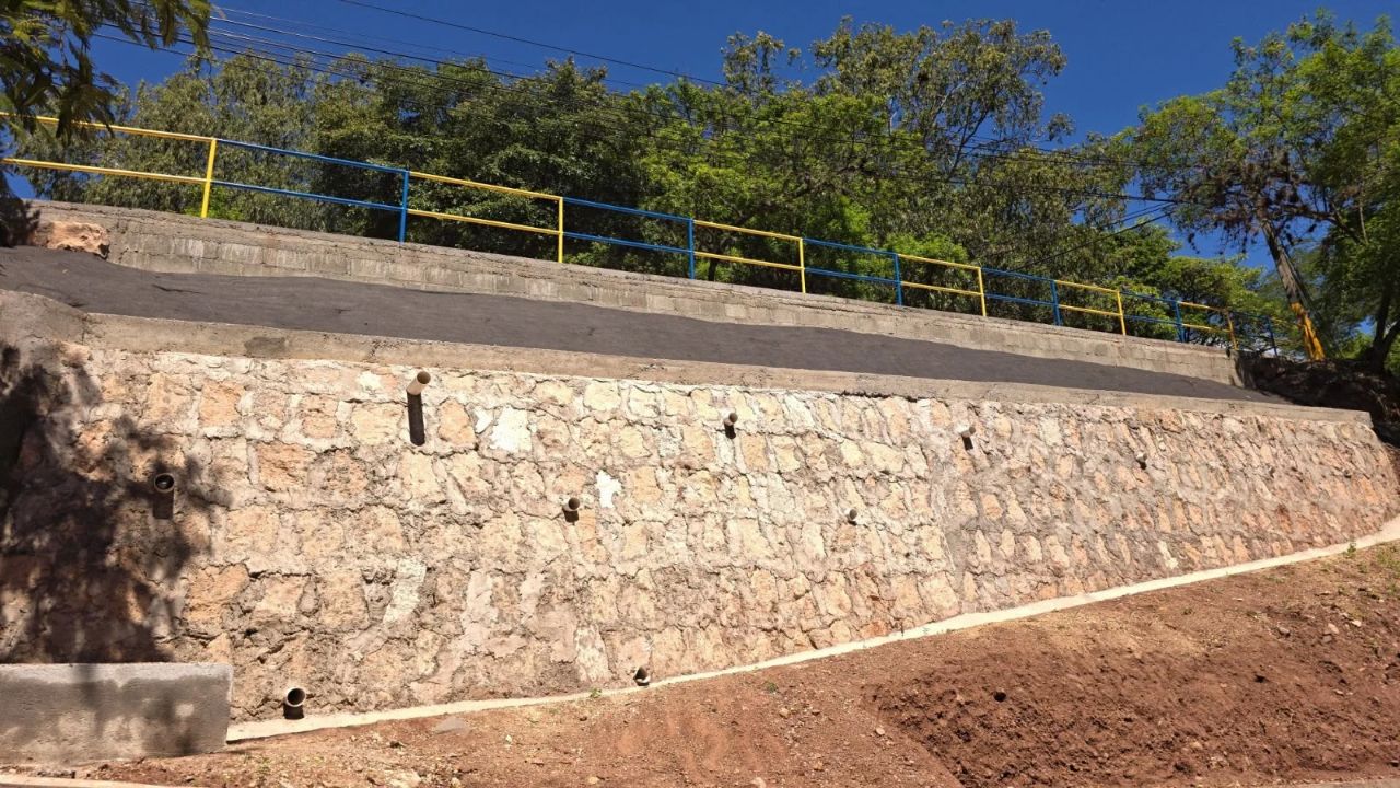 AMDC finaliza muro de contención en la 21 de Octubre para prevenir deslizamientos