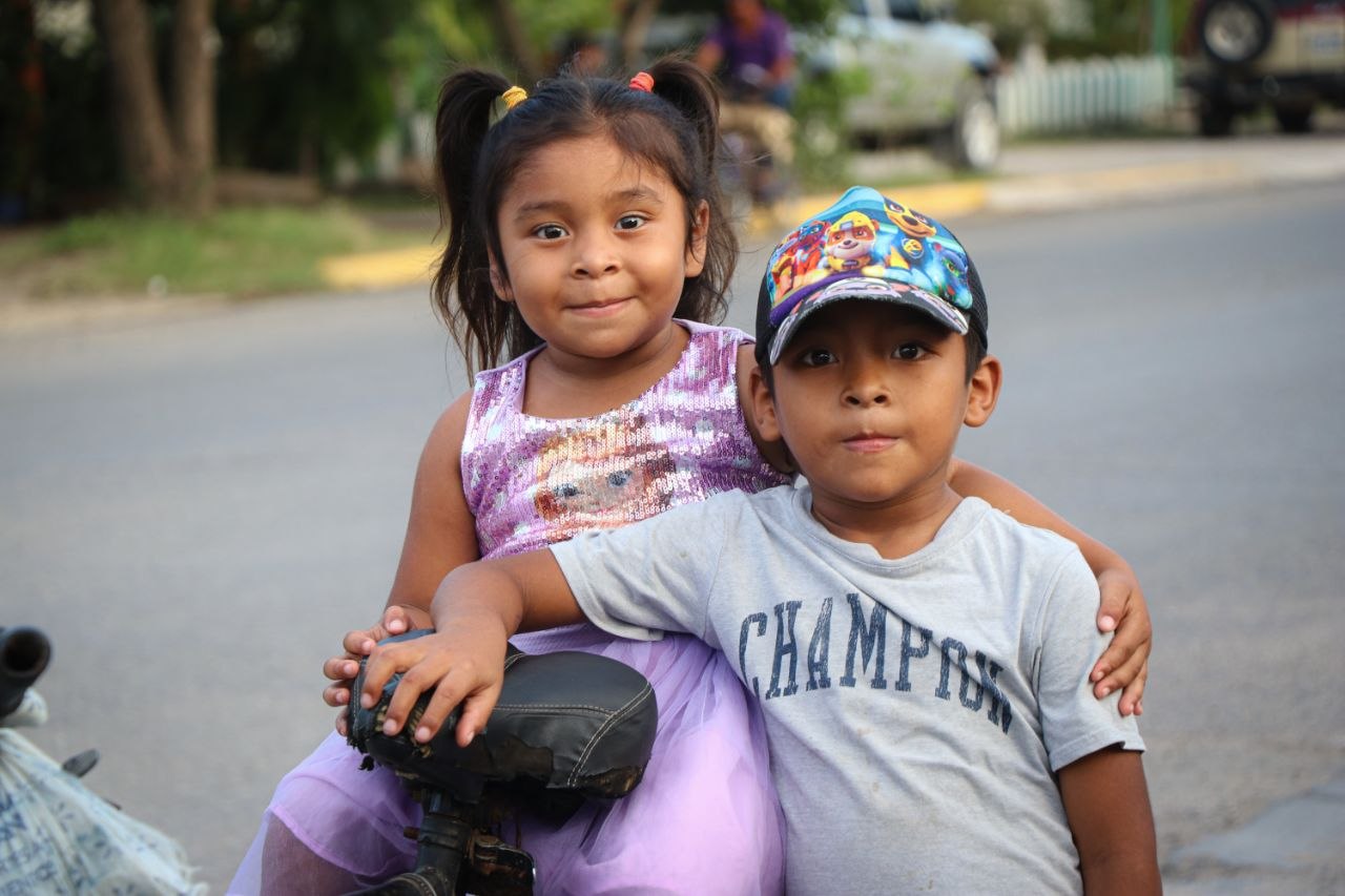 El acuerdo contempla acciones comunitarias para prevenir la violencia y mejorar la atención de familias vulnerables.