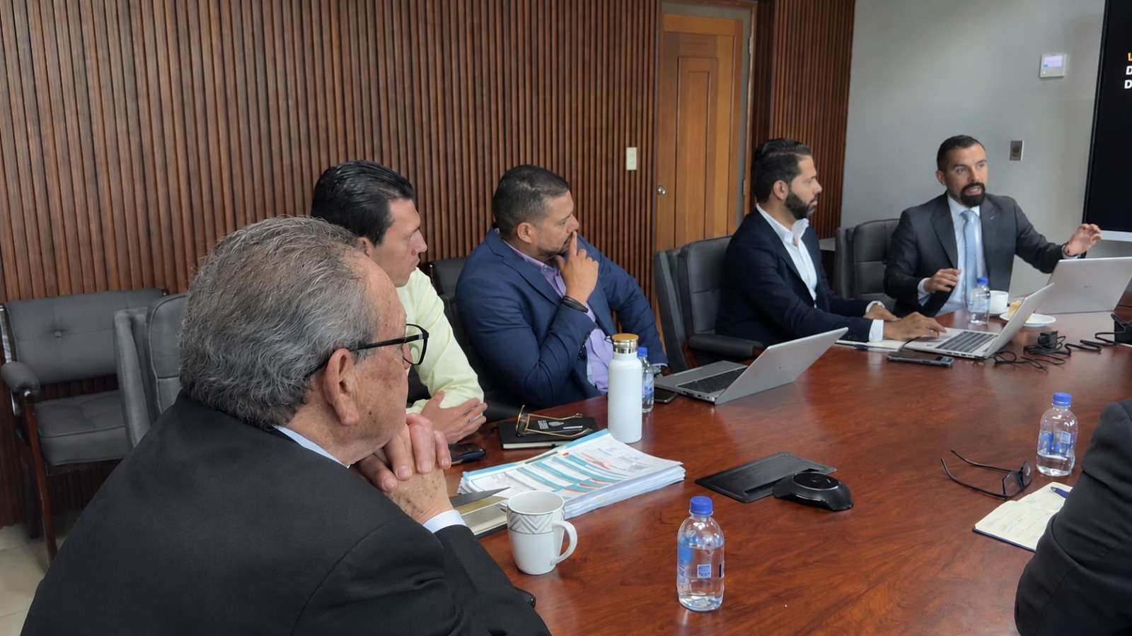 La empresa manifestó su interés en continuar las gestiones para evaluar su posible ingreso al mercado hondureño.